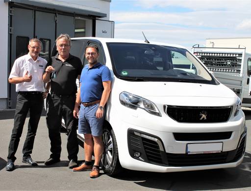 Bild: Juli 2020: Herzlichen Glückwunsch Herr Theilemann zu ihrem neuen Peugeot Traveller.

