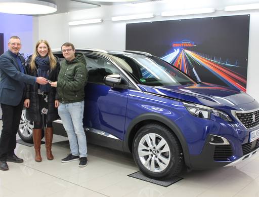 Bild: Februar 2020: Herzlichen Glückwunsch Familie Bieling zu ihren neuen Peugeot 3008.
