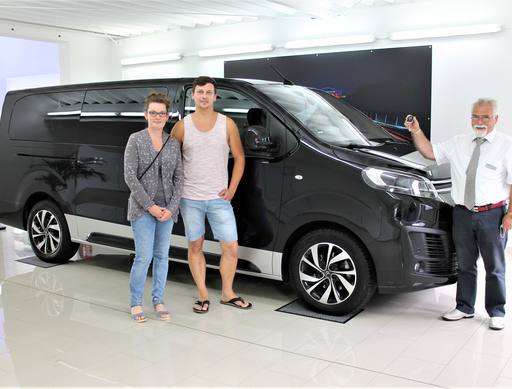 Bild: Juli 2020: Herzlichen Glückwunsch Familie Gölitzer zu ihren neuen Citroen Spacetourer.
