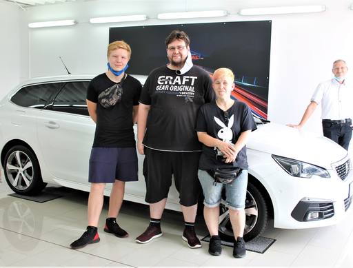 Bild: Juni 2020: Herzlichen Glückwunsch Familie Heinrich zu ihrem neuen Peugeot 308.
