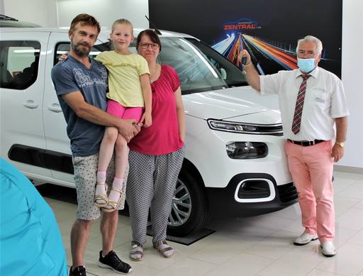 Bild: Juli 2020: Herzlichen Glückwunsch Familie Hopf zu ihren neuen Citroen Berlingo.

