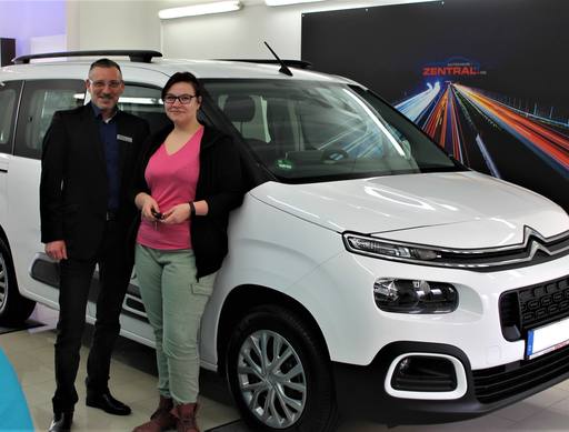 Bild: März 2020: Herzlichen Glückwunsch Frau Bähring zu ihren neuen Citroen Berlingo.
