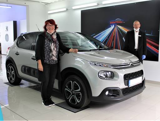 Bild: April 2020: Herzlichen Glückwunsch Frau Müller  zu ihren neuen Citroen C3.
