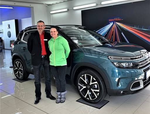 Bild: März 2020: Herzlichen Glückwunsch Frau Trier zu ihren neuen Citroen C5 Aircross.
