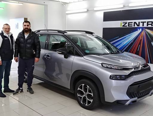 Bild: November 2025: Herzlichen Glückwunsch Djwar Hussein zu Ihrem neuen Auto.
