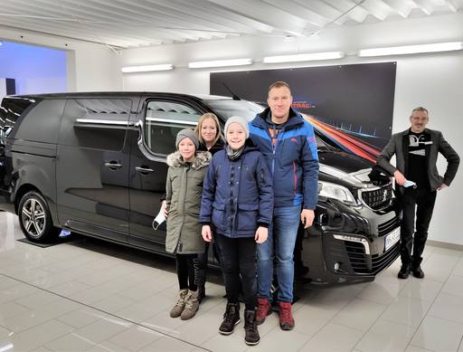 Bild: Dezember 2020: Herzlichen Glückwunsch Familie Beck zu ihrem neuen Peugeot Traveller.
