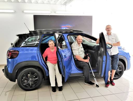 Bild: September 2023: Herzlichen Glückwunsch Familie Friedrich zu ihrem neuen Citroen C3 Aircross.
