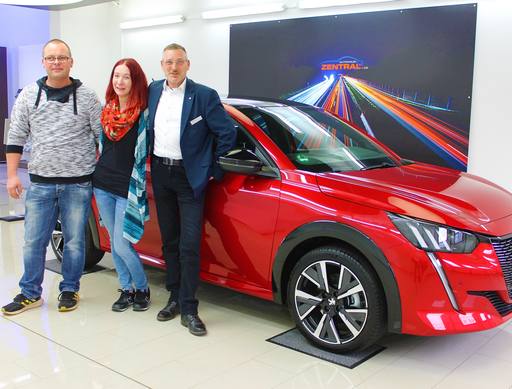 Bild: Februar 2020: Herzlichen Glückwunsch Familie Kuhn zu ihrem neuen Peugeot 208.