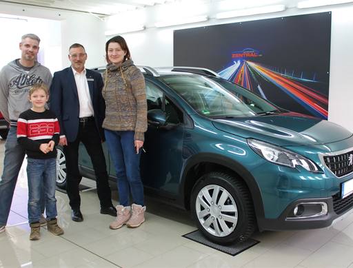 Bild: Februar 2020: Herzlichen Glückwunsch Familie Logall zu ihren neuen Peugeot 2008.
