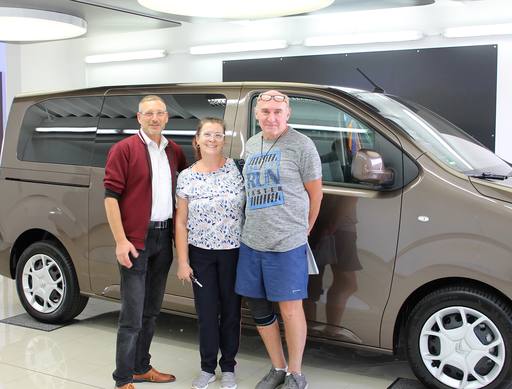 Bild: Oktober 2021: Herzlichen Glückwunsch Familie Peukert zu ihrem neuen Citroen Spacetourer.
