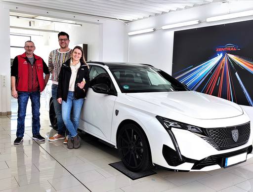 Bild: September 2023: Herzlichen Glückwunsch Familie Schall zu ihrem neuen Peugeot.
