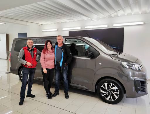 Bild: September 2023: Herzlichen Glückwunsch Familie Schmidt zu Ihrem neuen Citroen.
