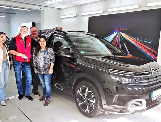 Bild: September 2023: Herzlichen Glückwunsch Familie Thipphawan Zöllner zu ihrem neuen Citroen.
