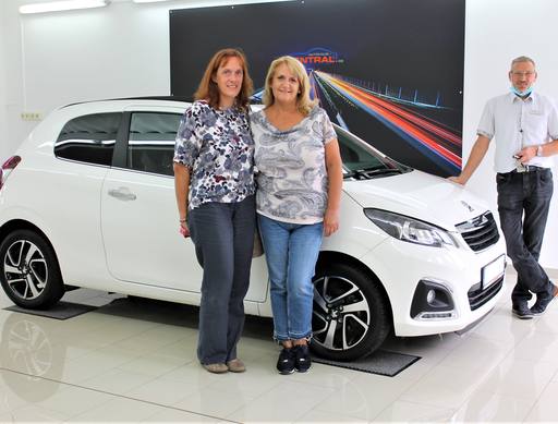 Bild: August 2020: Herzlichen Glückwunsch Frau Jarcan zu ihrem Peugeot 108.
