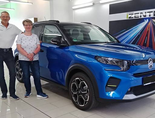 Bild: Mai 2026: Herzlichen Glückwunsch Frau Kiesewetter zu Ihrem neuen Auto.