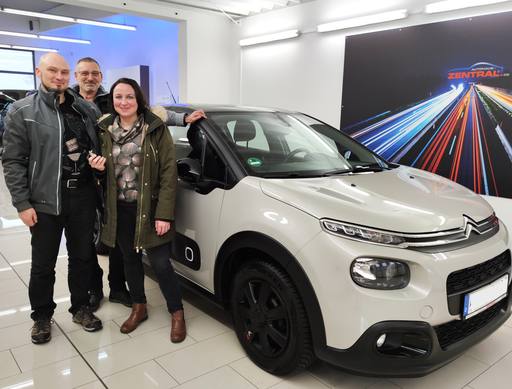 Bild: Dezember 2023: Herzlichen Glückwunsch Frau Kühn & Herr Überschaar zu ihrem neuen Auto.
