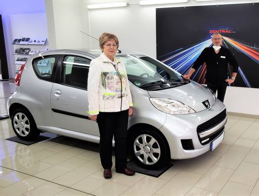 Bild: September 2021: Herzlichen Glückwunsch Frau Mörz zu ihrem neuen Peugeot.
