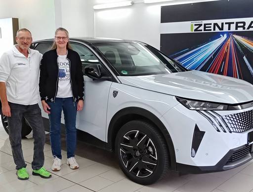 Bild: Juni 2026: Herzlichen Glückwunsch Frau Müller zu Ihrem neuen Auto.
