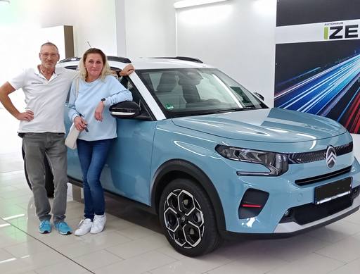Bild: September 2026: Herzlichen Glückwunsch Frau Schulze zu Ihrem neuen Auto.
