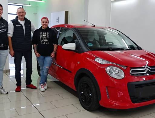 Bild: Oktober 2025: Herzlichen Glückwunsch Frau Sohn zu Ihrem neuen Auto.
