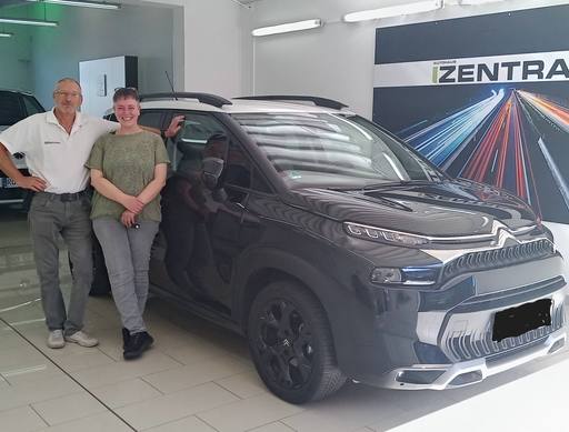 Bild: August 2026: Herzlichen Glückwunsch Frau Szikorra zu Ihrem neuen Auto.
