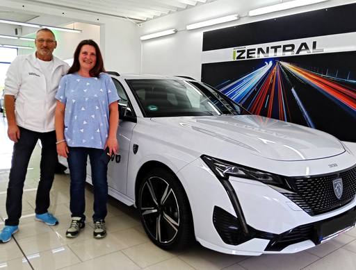 Bild: Mai 2025: Herzlichen Glückwunsch Frau Tölke zu ihrem neuen Auto.

