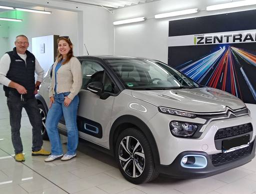 Bild: April 2026: Herzlichen Glückwunsch Frau Unbehaun zu Ihrem neuen Auto.
