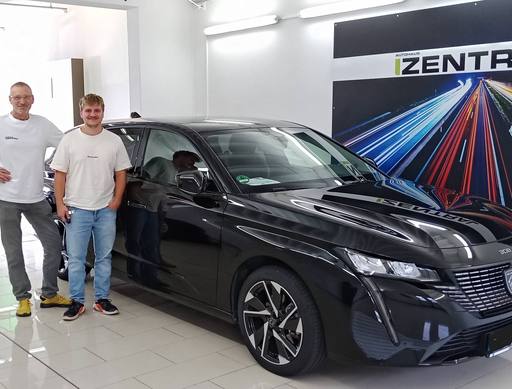 Bild: August 2026: Herzlichen Glückwunsch Herr Bauer zu Ihrem neuen Auto.
