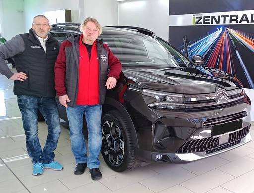 Bild: März 2026: Herzlichen Glückwunsch Herr Böhm-Beck zu Ihrem neuen Auto.
