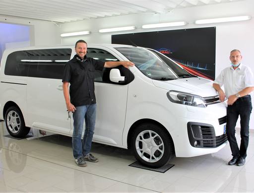 Bild: Juli 2020: Herzlichen Glückwunsch Herr Heidrich zu ihrem neuen Citroen Spacetourer.
