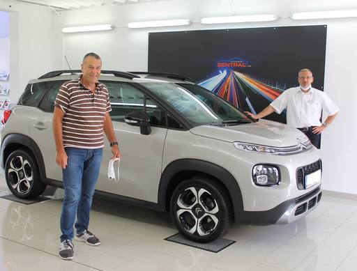 Bild: Juli 2020: Herzlichen Glückwunsch Herr Häcker zu ihrem neuen Citroen C3 Aircross.
