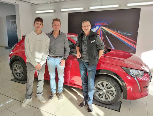 Bild: Oktober 2022: Herzlichen Glückwunsch Herr Kirchgeßner zum neuen Peugeot.
