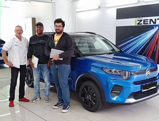 Bild: August 2026: Herzlichen Glückwunsch Herr Rodrigez zu Ihrem neuen Auto.
