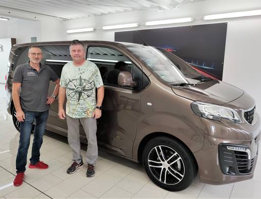 Bild: September 2023: Herzlichen Glückwunsch Herr Thielsch zum neuen Peugeot.
