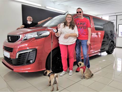 Bild: September 2021: Herzlichen Glückwunsch liebe Silke & lieber Micha zum neuen Peugeot Traveller.
