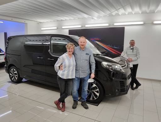 Bild: September 2023: Herzlichen Glückwunsch Frau Bauer und Herr Scheller zu ihrem neuen Citroen Spacetourer.
