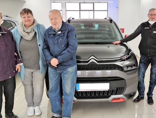 Bild: September 2023: Herzlichen Glückwunsch Familie Bienert zu ihrem neuen Citroen C3 Aircross.
