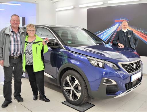 Bild: September 2023: Herzlichen Glückwunsch Familie Bürgel zu ihrem neuen Peugeot 3008.
