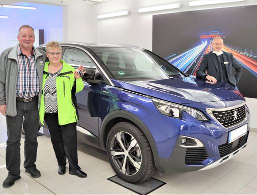 Bild: Mai 2021: Herzlichen Glückwunsch Familie Bürgel zu ihrem neuen Peugeot 3008.
