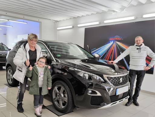 Bild: September 2023: Herzlichen Glückwunsch Familie Gläser zu ihrem neuen Peugeot 3008.

