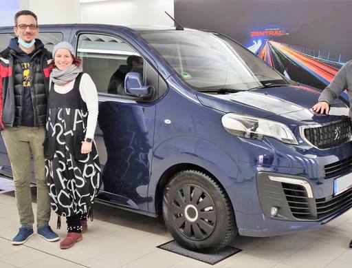 Bild: September 2023: Herzlichen Glückwunsch Familie Hockauf zu ihrem neuen Peugeot Traveller.
