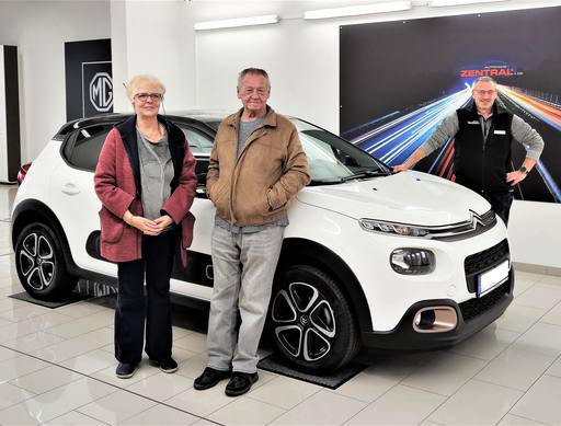 Bild: November 2022: Herzlichen Glückwunsch Familie Hopf zu ihrem neuen Citroen.
