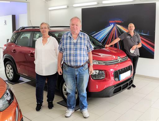 Bild: September 2023: Herzlichen Glückwunsch Familie Kästner zu ihrem neuen Citroen C3 Aircross.
