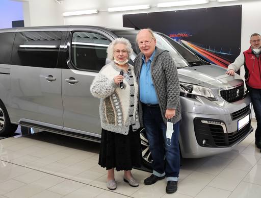 Bild: Dezember 2021: Herzlichen Glückwunsch Familie Munke zu ihrem neuen Peugeot Traveller.
