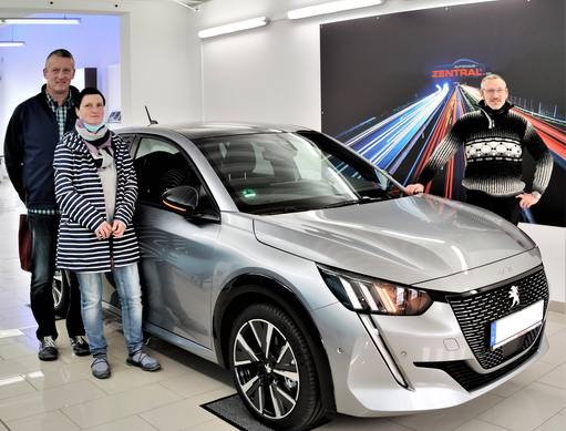 Bild: März 2021: Herzlichen Glückwunsch Familie Müller zu ihrem neuen Peugeot 208.

