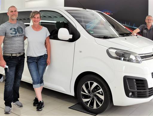 Bild: Juni 2021: Herzlichen Glückwunsch Familie Schmidt zu ihrem neuen Peugeot Traveller.
