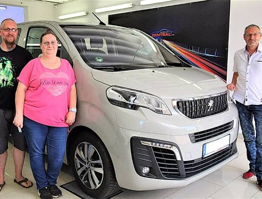 Bild: September 2023: Herzlichen Glückwunsch Familie Schüler zu ihrem neuen Peugeot vom Autohaus Zentral Saalfeld.
