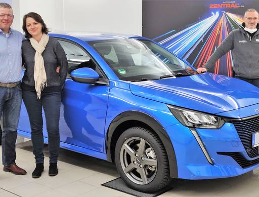 Bild: September 2023: Herzlichen Glückwunsch Familie Sänger zu ihrem neuen Peugeot 208 ELECTRIC.
