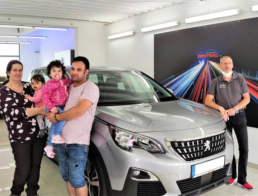 Bild: September 2023: Herzlichen Glückwunsch Familie Tohki - Glaser zu ihrem neuen Peugeot 5008.

