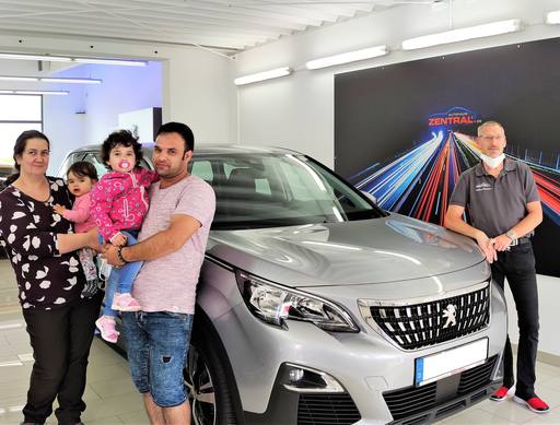 Bild: Juni 2021: Herzlichen Glückwunsch Familie Tohki - Glaser zu ihrem neuen Peugeot 5008.
